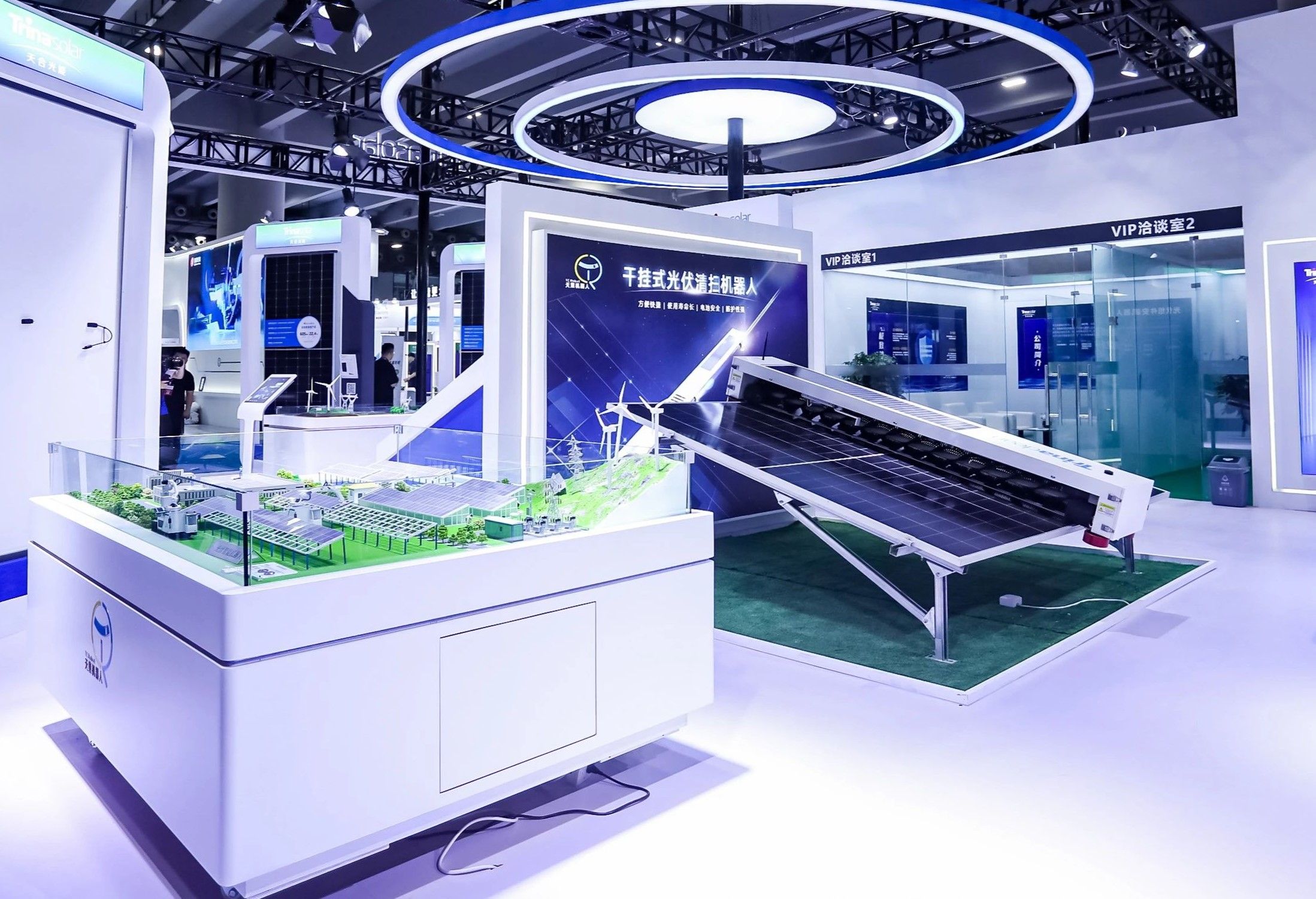 天策光伏智能机器人解决方案精彩亮相2023世界太阳能光伏暨储能产业博览会